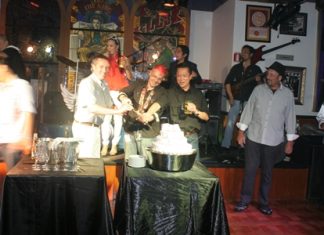 General Manager Juan Carlos Smith (center) and honored guests cut the anniversary cake.